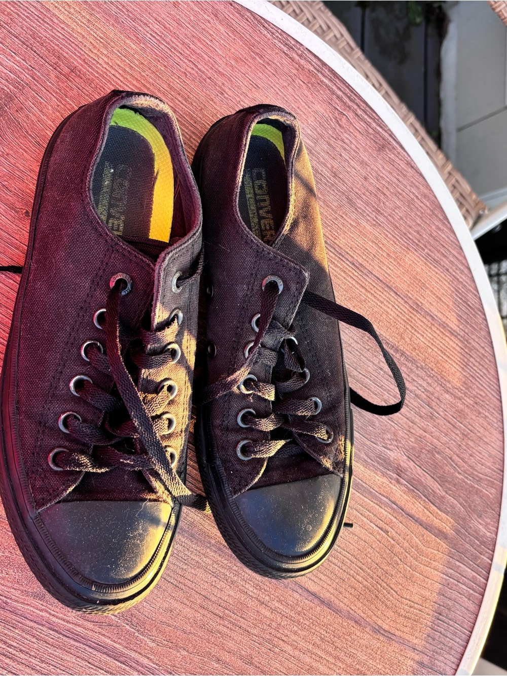 Black Converse low tops women’s size 7